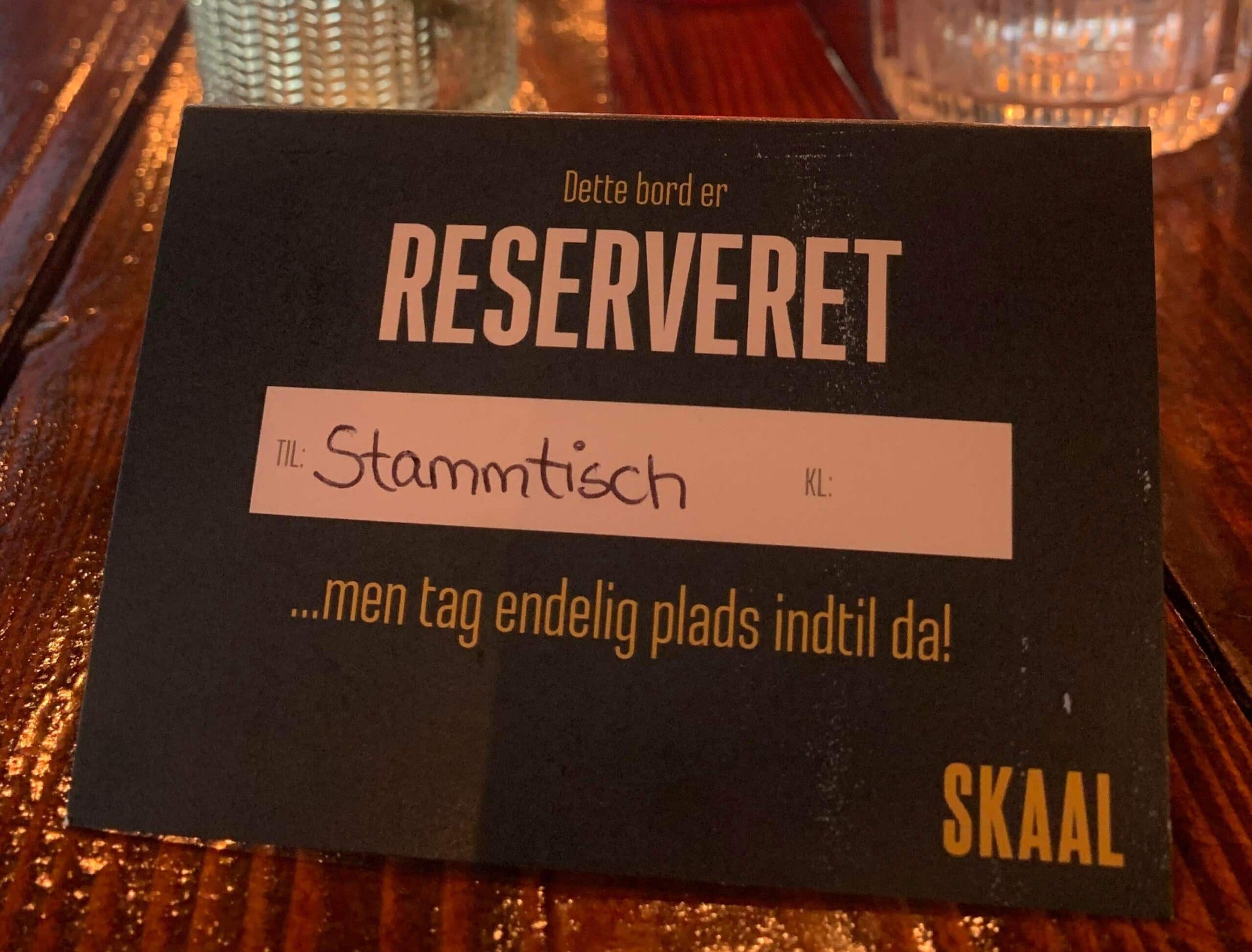 Deutsch-Dänischer Stammtisch für Zuzügler Reserveret bordskilt for Stammtisch i Sonderborg.