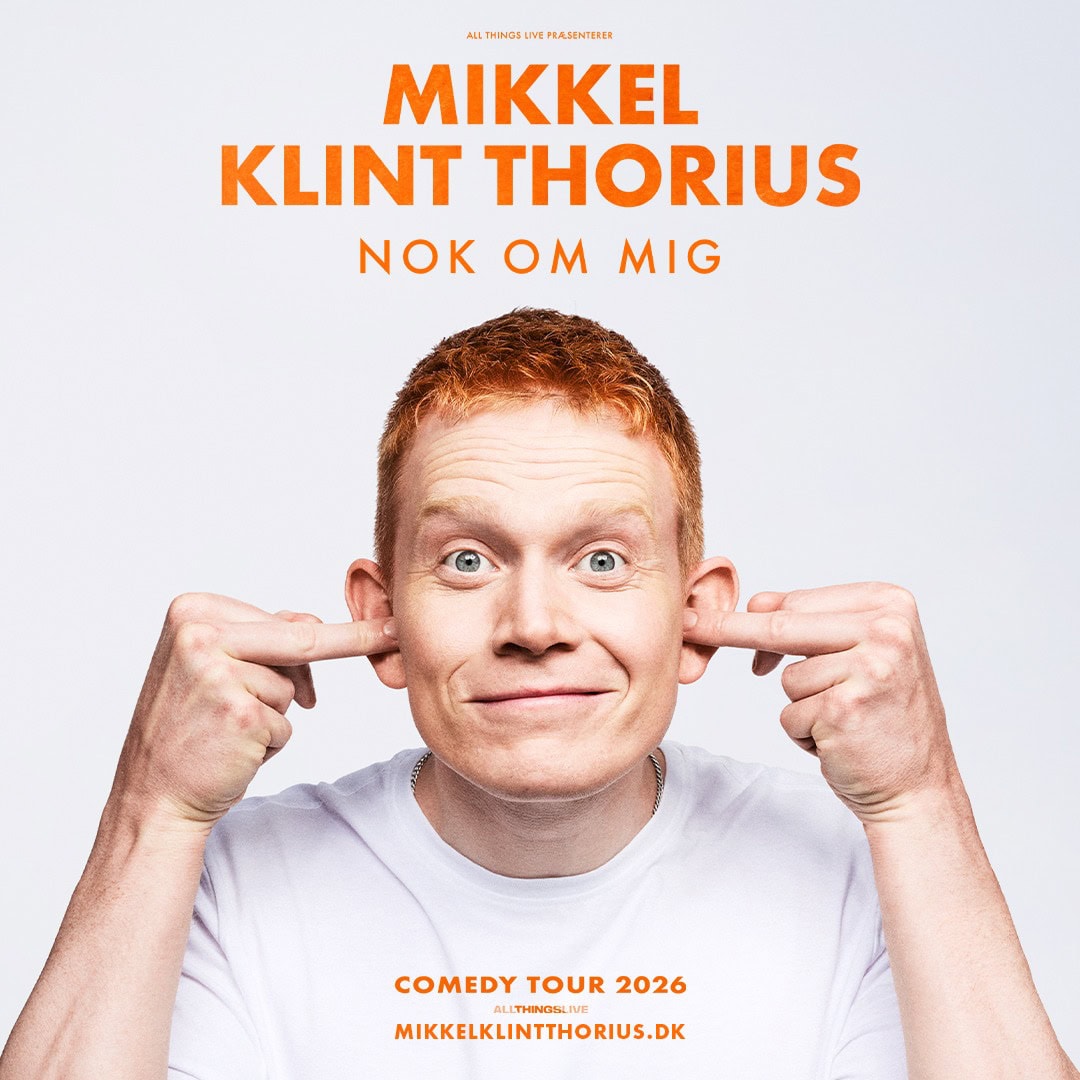 Mikkel Klint Thorius – Nok Om Mig Mikkel Klint Thorius med finger i øret, smilende, reklame for comedy tour 2026.