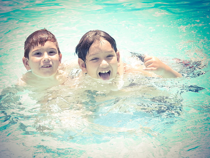 children-pool-fun-summer-preview Børn der svømmer