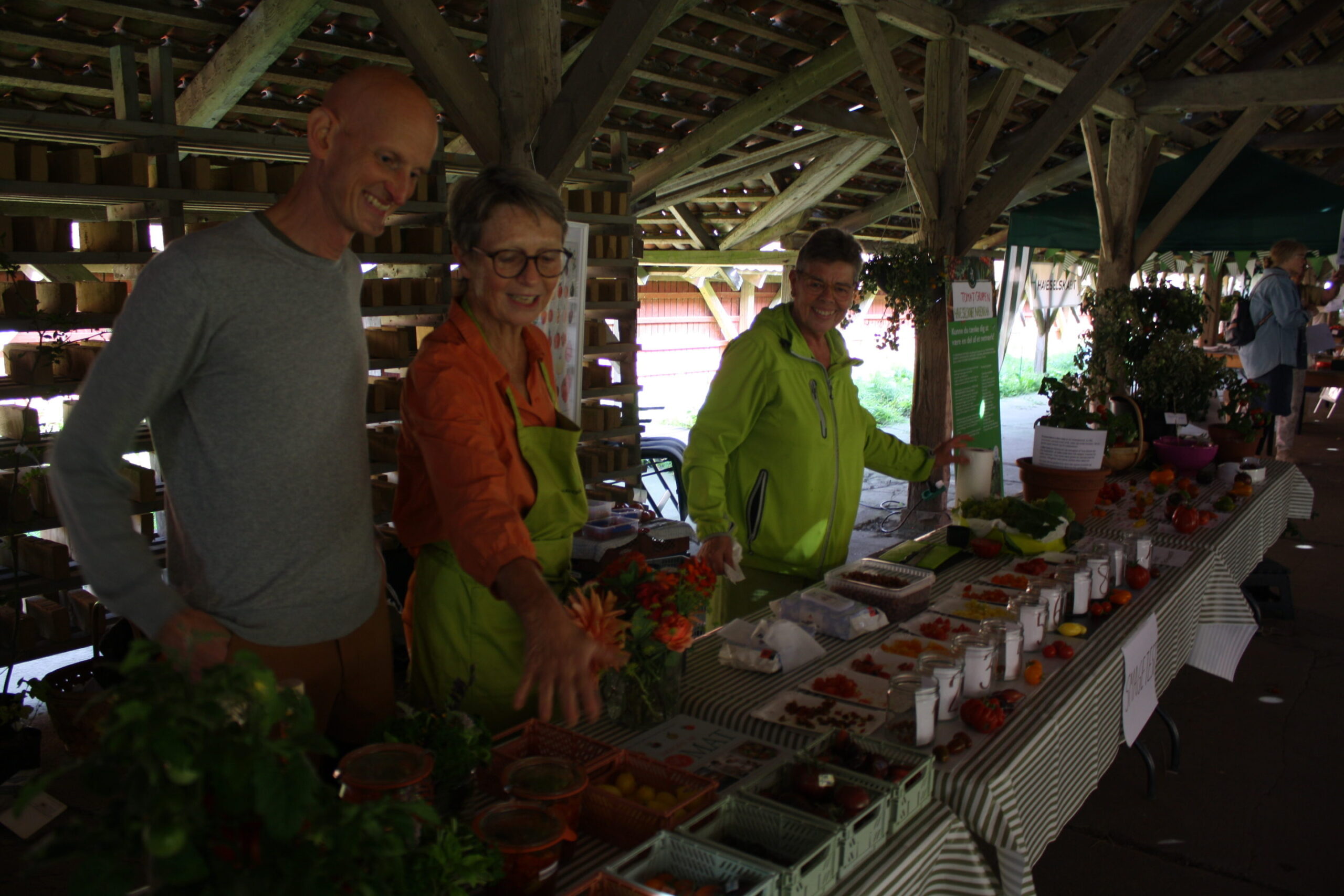 Haveselskabet Sønderborg med tomatgruppen ved markedet.
