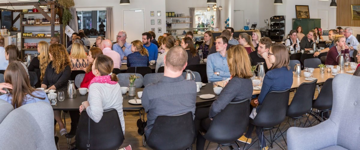 Nye borgere deltager i velkomstarrangement i Sonderborgs lokaler.