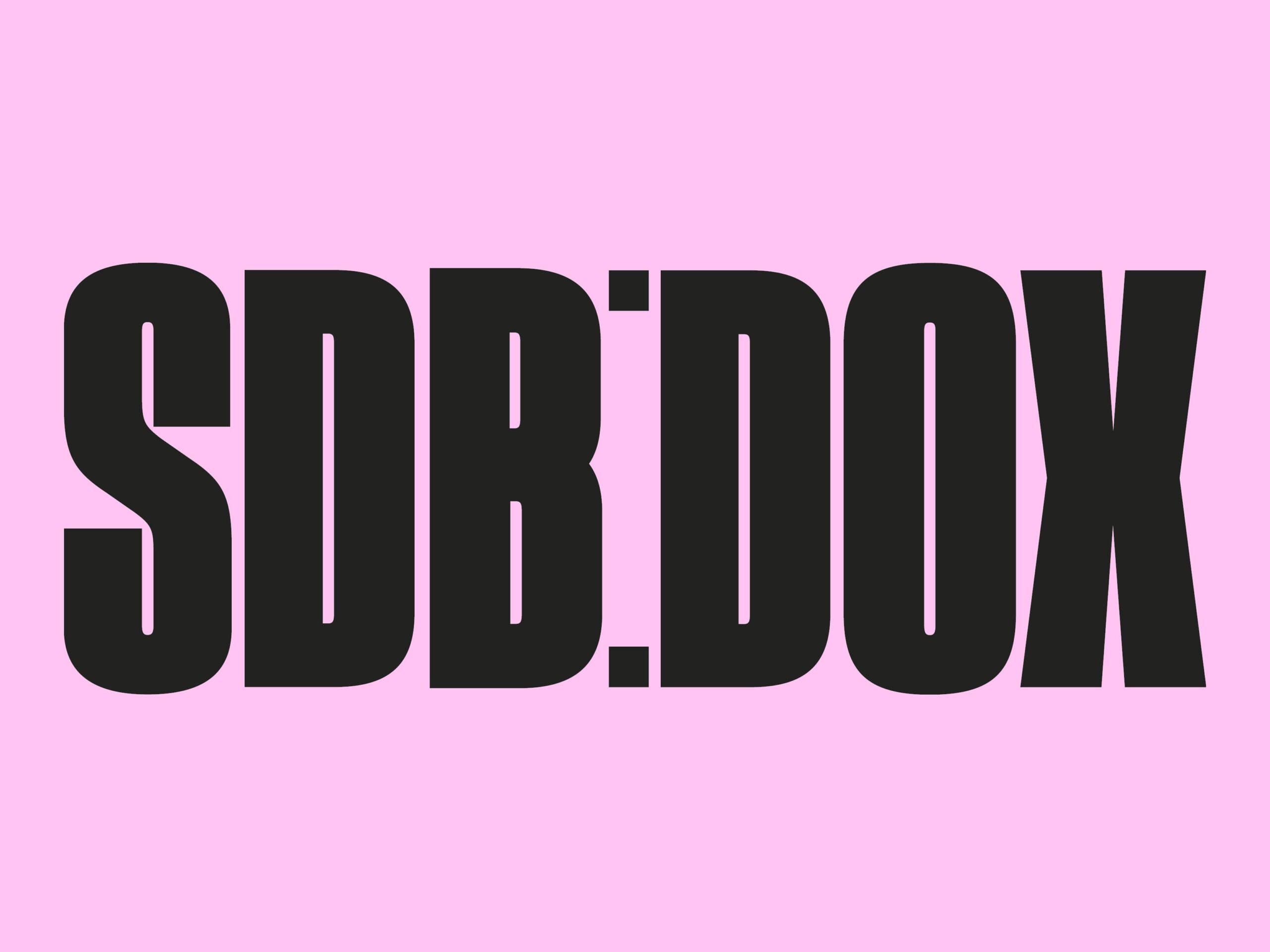 SDB.DOX: Begivenhedslogo i lyserødt og sort design.