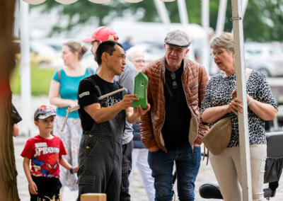 Woodsculpture Lokale besøgende nyder en udendørs event i Sonderborg.
