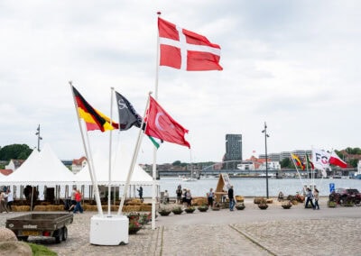 Woodsculpture Danske, tyske og andre flag ved havnen i Sonderborg.