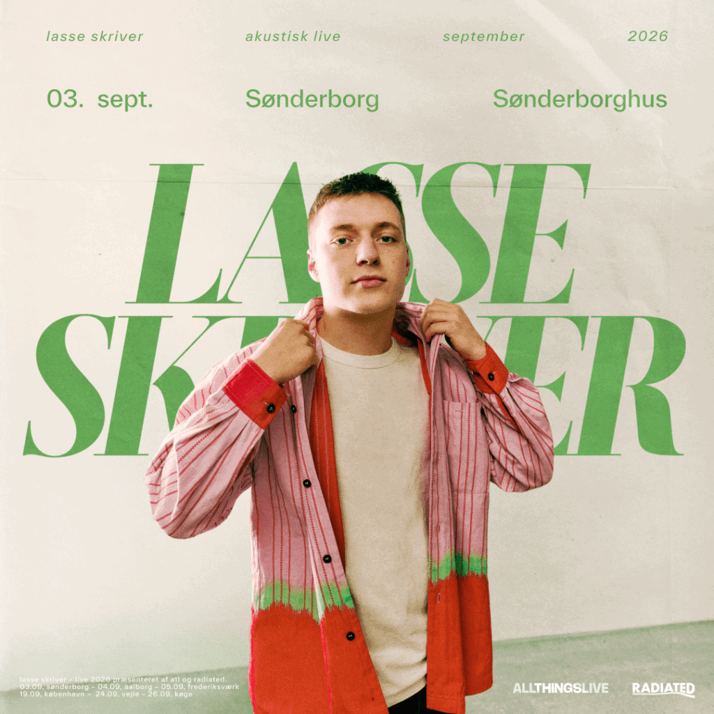 Lasse Skriver på Sønderborghus Lasse Skriver foran Sønderborghus med rød og grøn jakke.