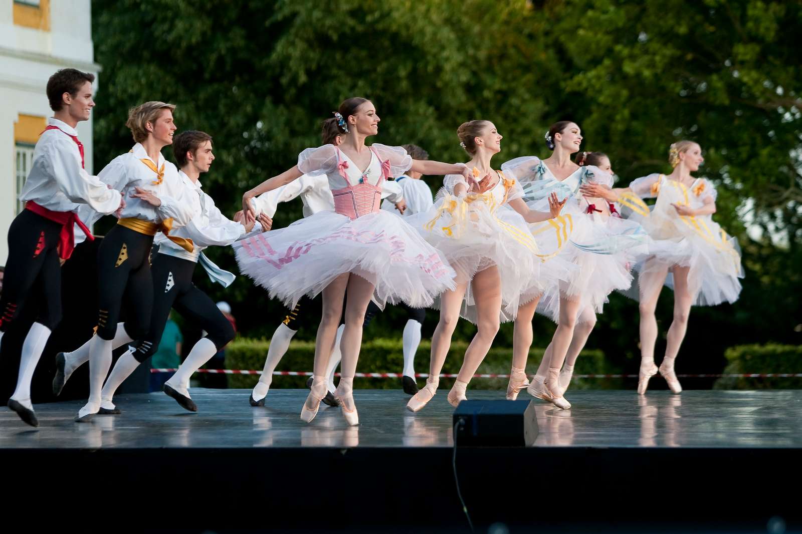 Danske balletelever i traditionelle kostumer under en opvisning.