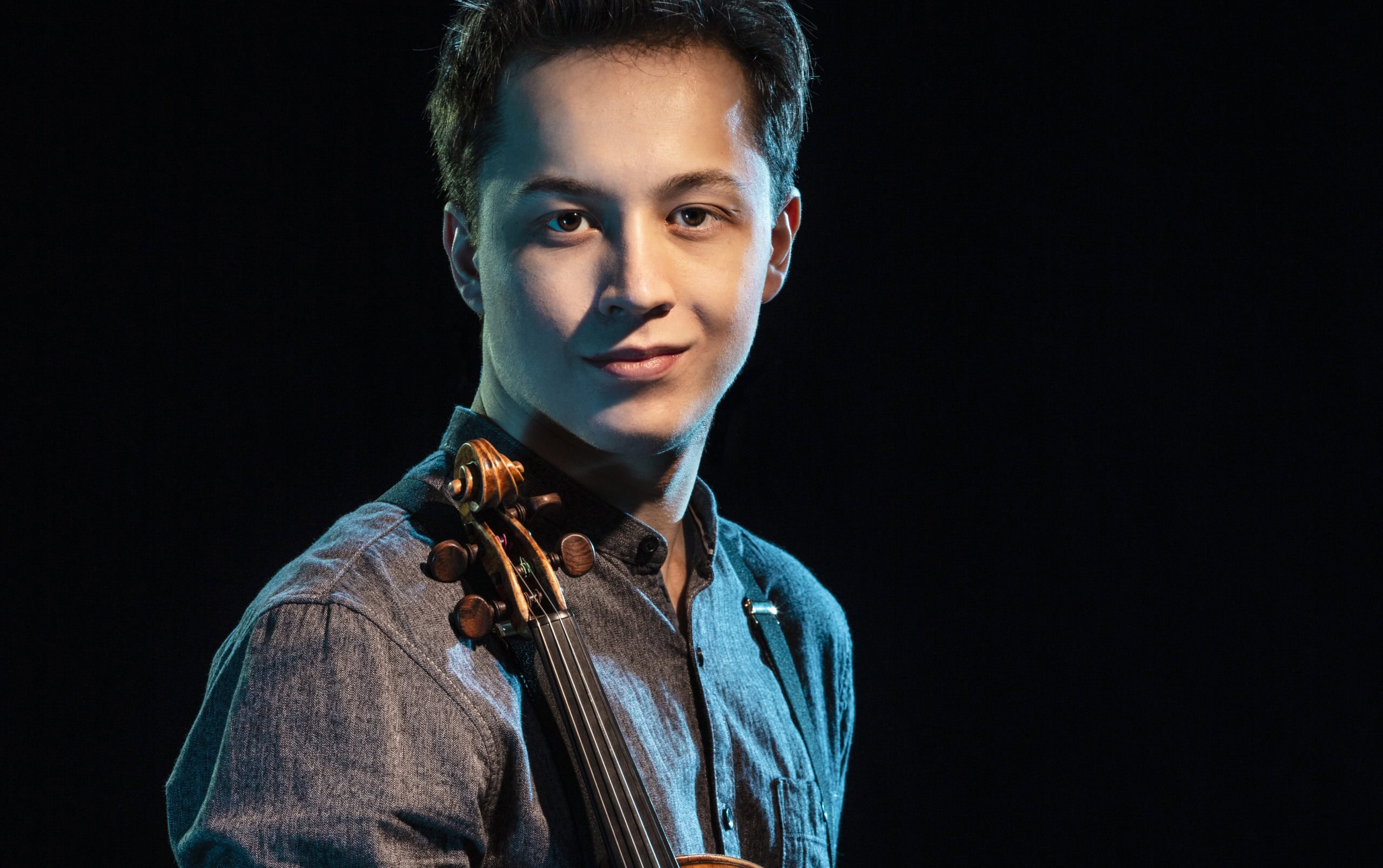 Sonderborg Shootingstar på violin Ung violinist med violin, portræt i studie med mørk baggrund.