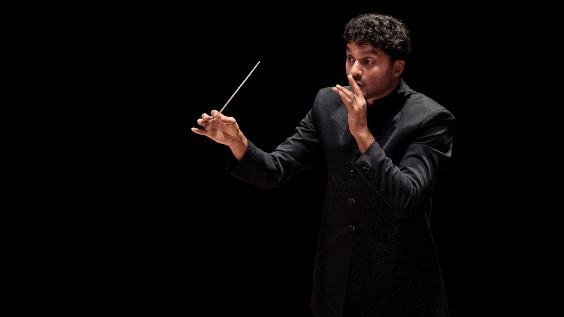 Dirigent leder orkester under koncert i Sonderborg.