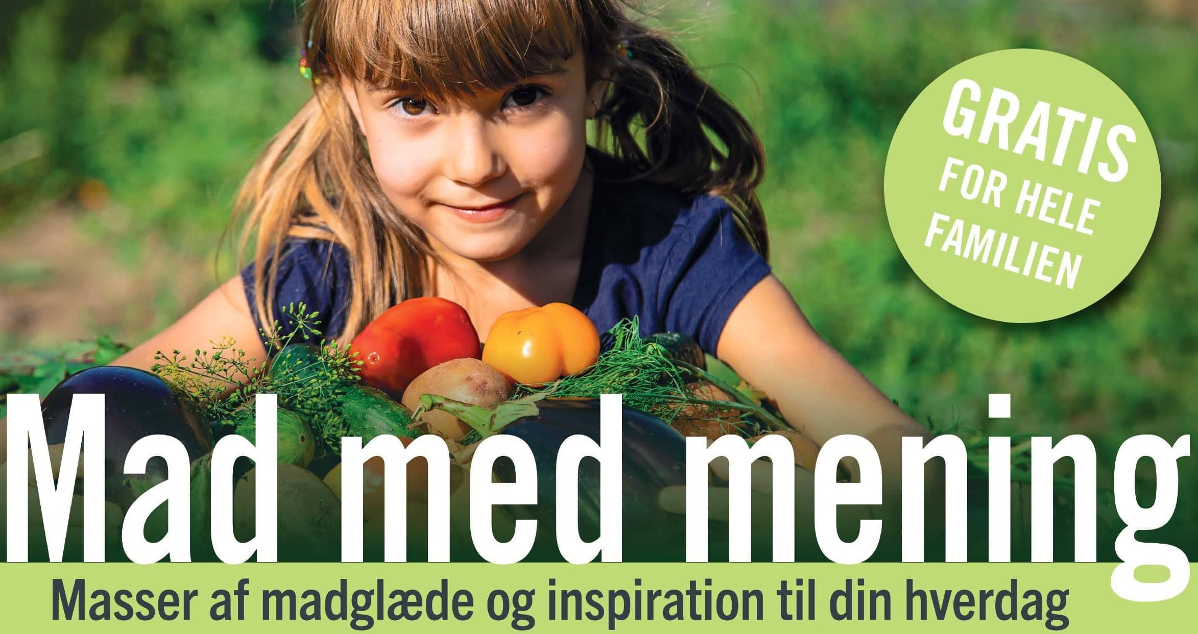 Ung pige med frugt i hånden i grøn have, familievenligt.
