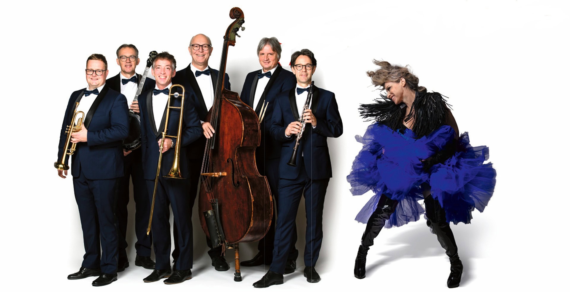 Dutch Swing College Band op scenen Jazzband med seks musikere og en danser i blå kjole.