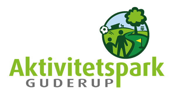 Logo for Aktivitetspark Guderup med stiliserede grønne figurer, der spiller fodbold, et træ, en discgolfkurv og et grønt landskab over teksten "Aktivitetspark Guderup" på en hvid baggrund. Logo for Aktivitetspark Guderup med stiliserede grønne figurer, der spiller fodbold, et træ, en discgolfkurv og et grønt landskab over teksten "Aktivitetspark Guderup" på en hvid baggrund.