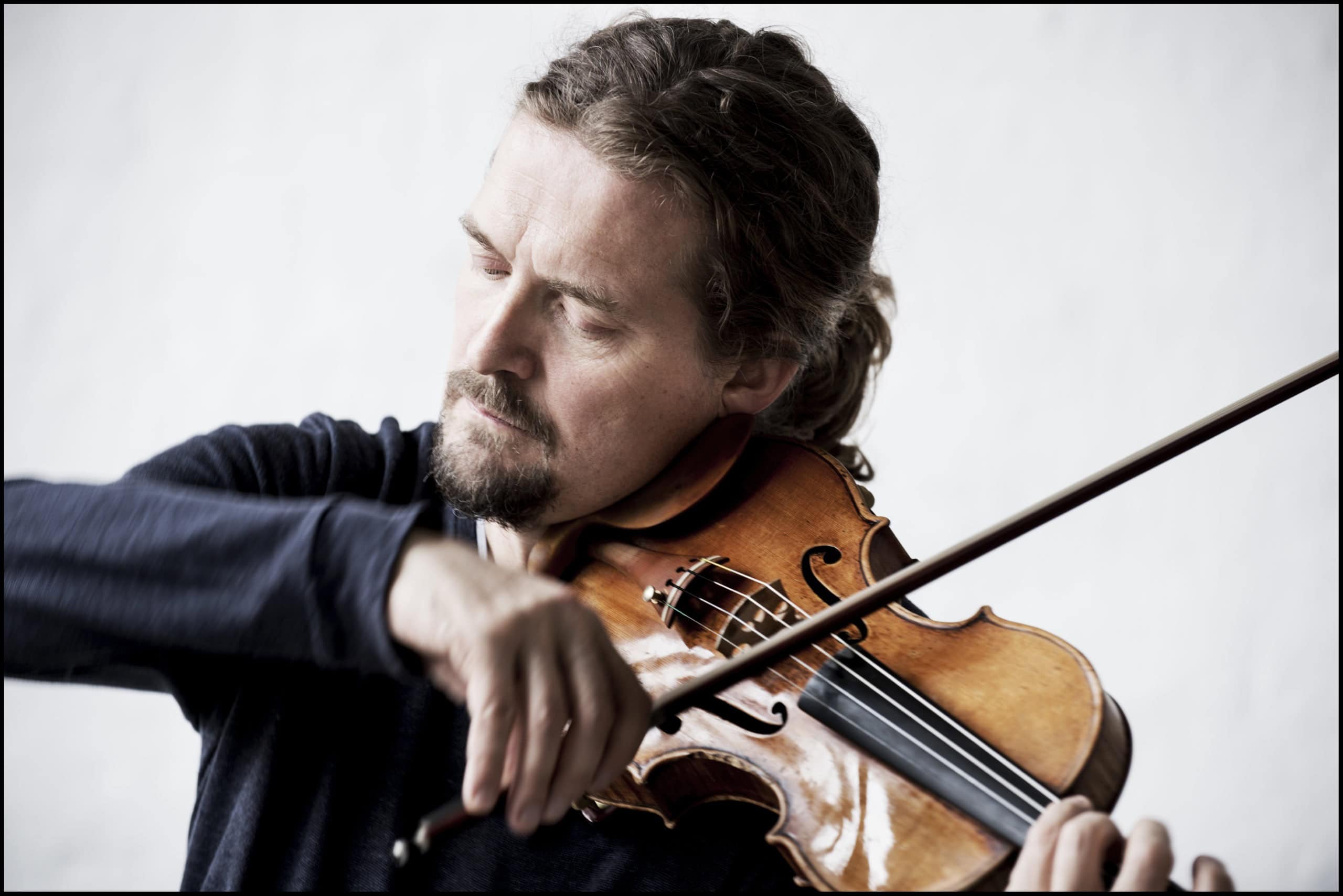 Musiker spiller violin under sæsonåbning i Sonderborg.
