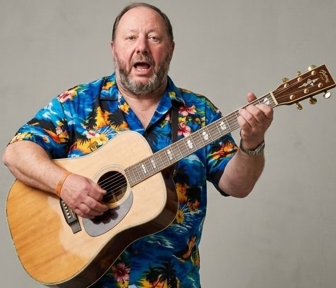 Vagn Anders spiller guitar Vagn Anders spiller guitar under fællesspisning og musikalske fortællinger.
