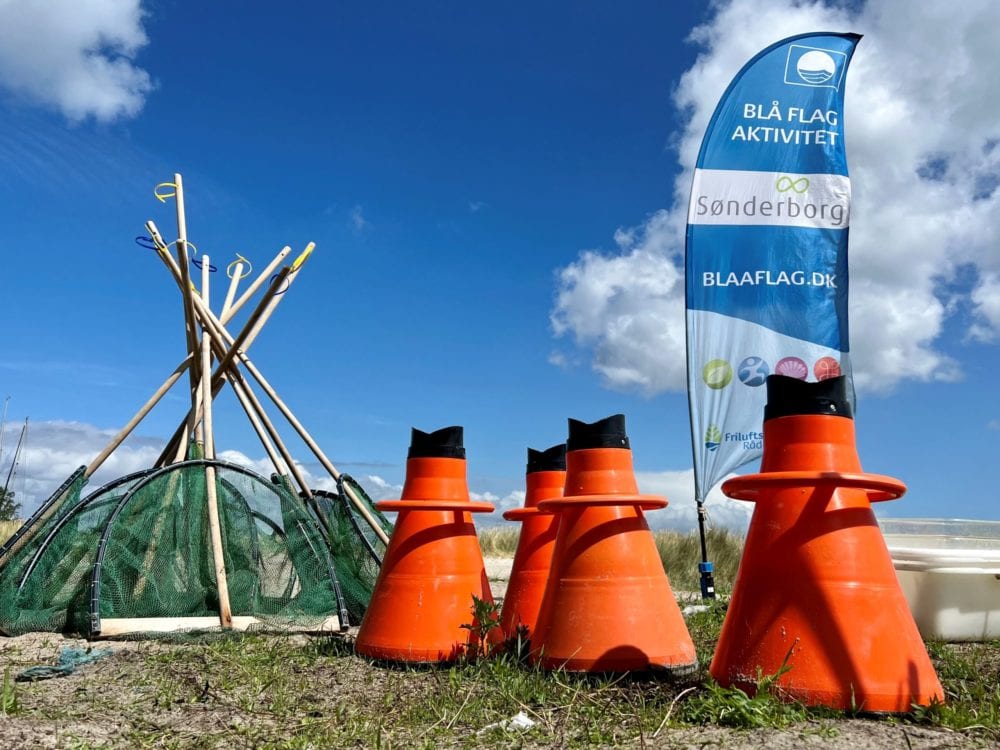 Blå Flag aktivitet med orange trafikkegnet og telt.
