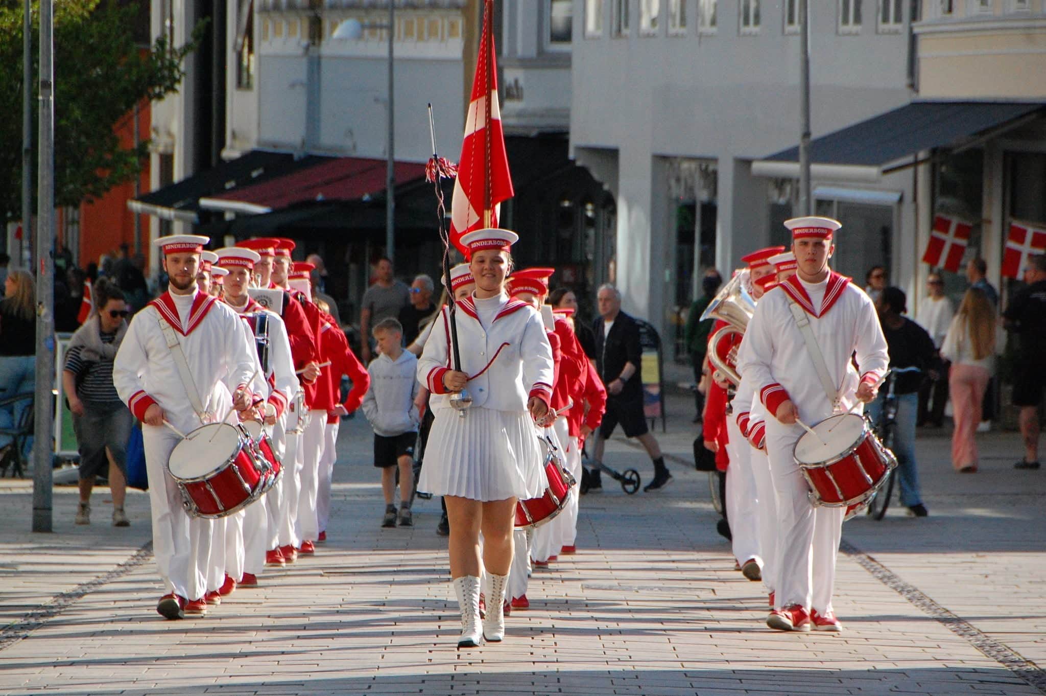 Sønderborg Garderfestival 2026 Musikere i uniform spiller trommer under parade i Sønderborg.