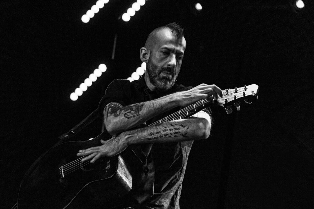 Jon-Gomm-Press-Pic-2-1024×683-1