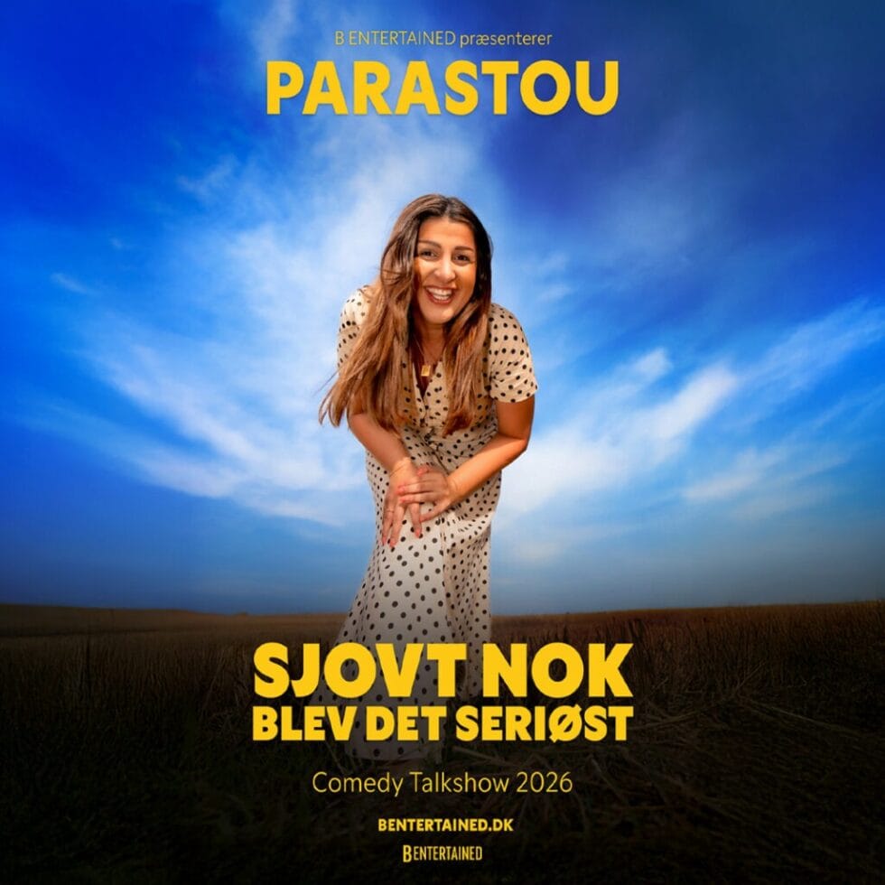 Parastou // Sønderborghus Parastou smiler foran en blå himmel med tekst om showet.