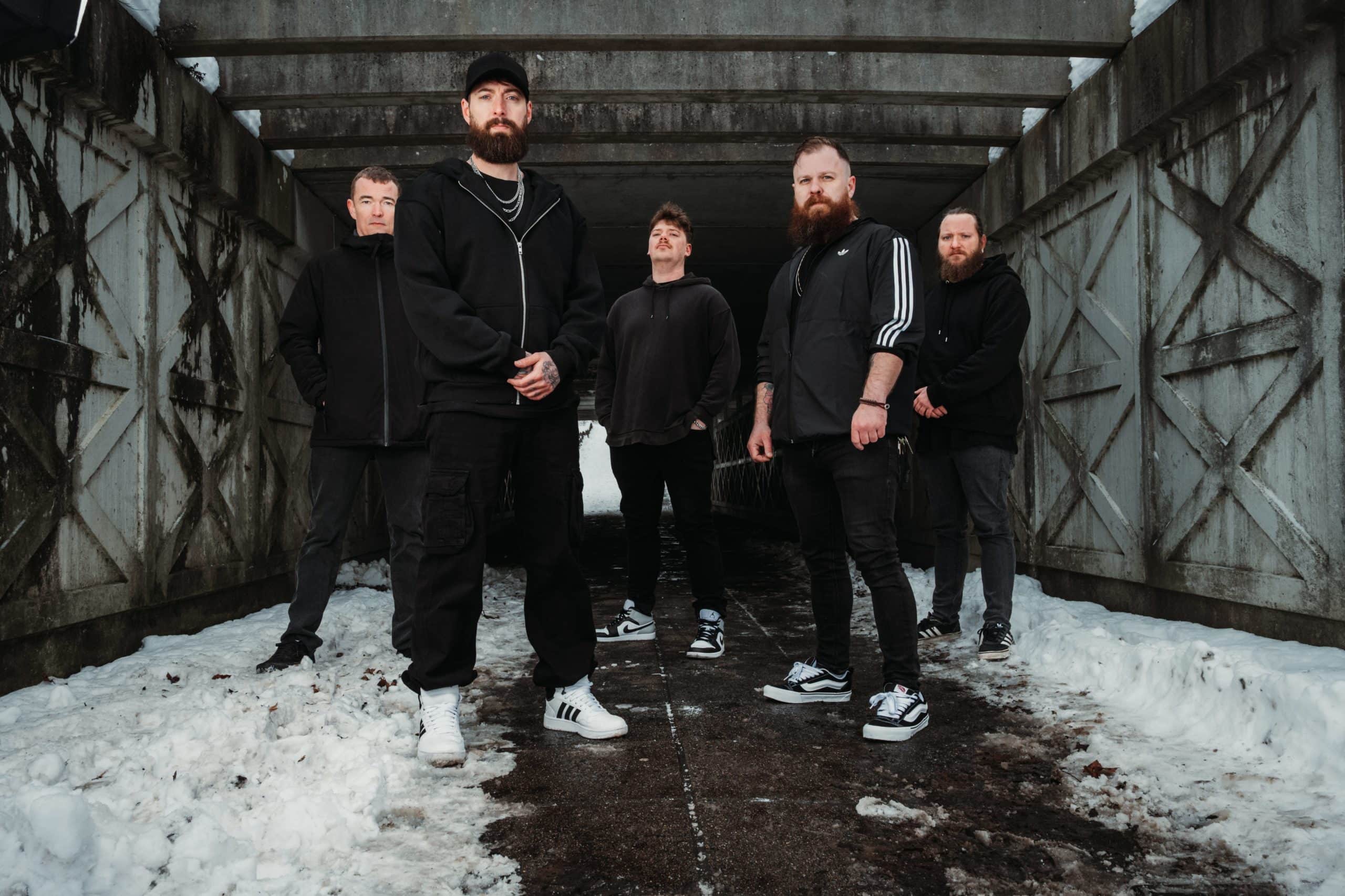 Kōya band i Sønderborg under en bro med sne på jorden.