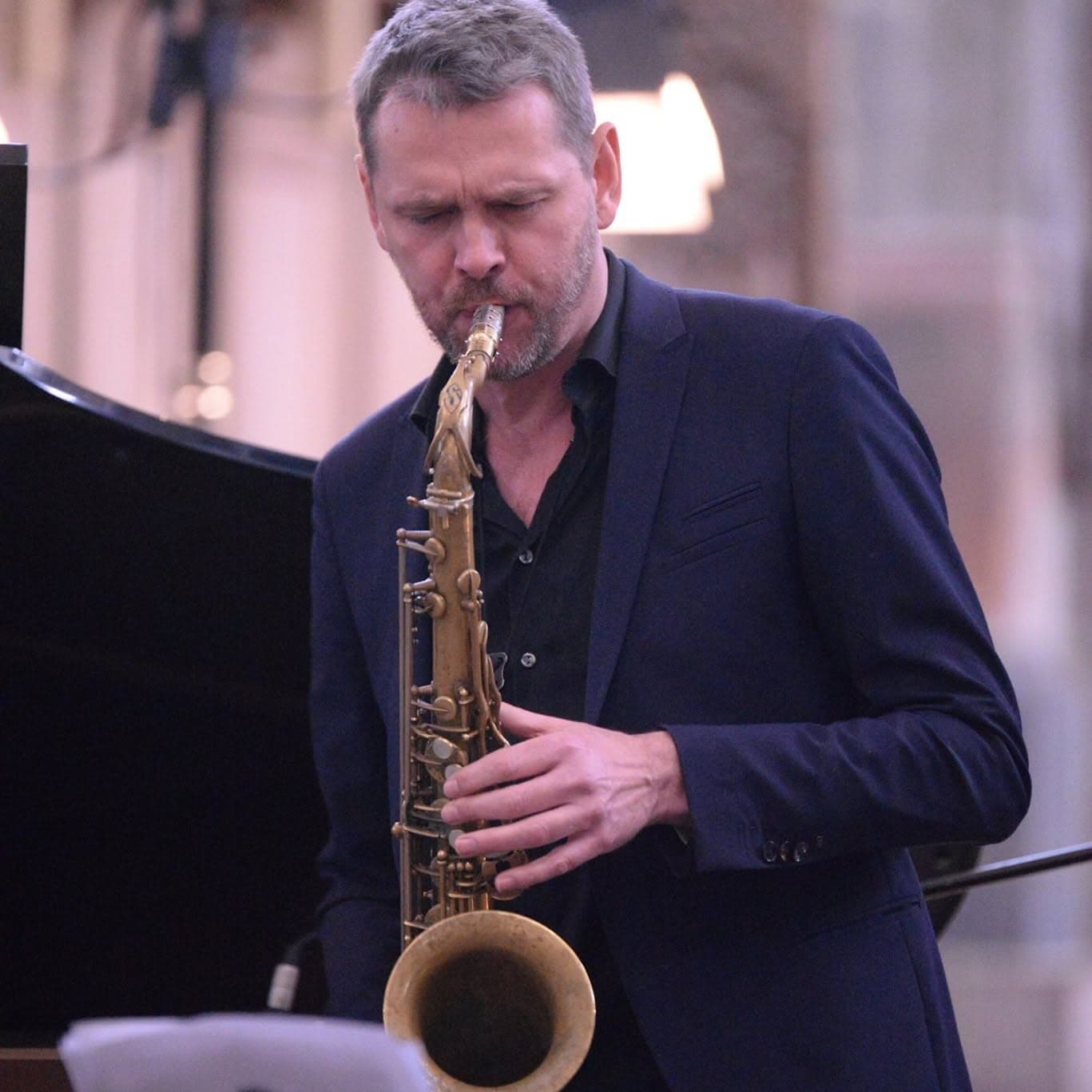 Jazzmusiker spiller saxofon under koncert på Sønderborghus.