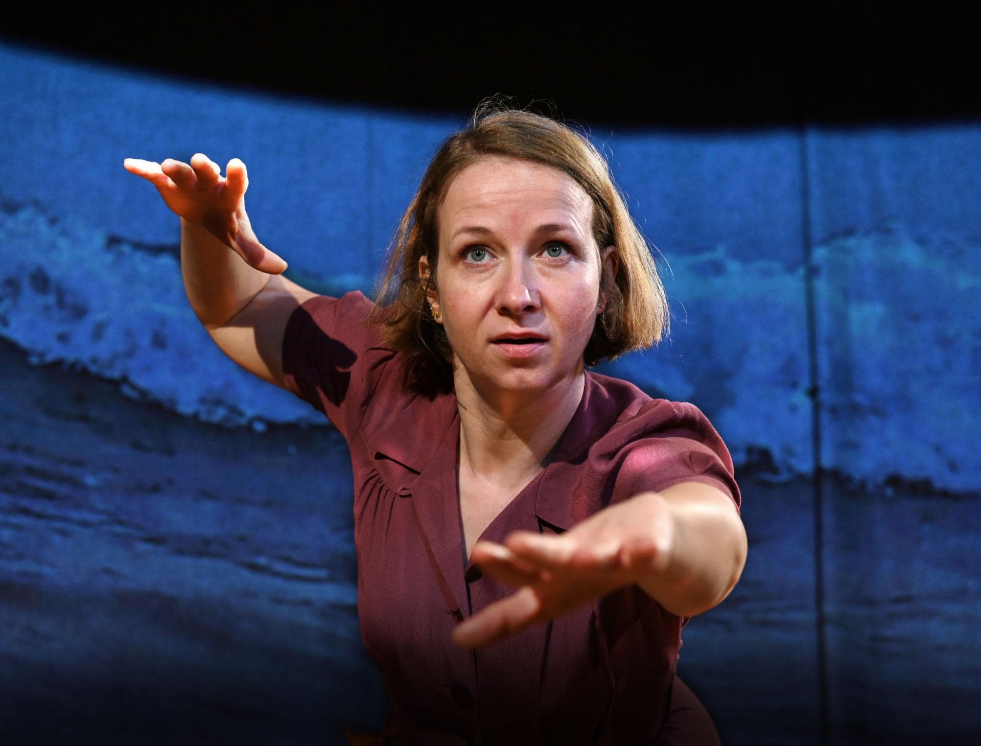 Kunstnerisk scene med dramatisk udtryk Kunstner på scenen med dramatisk udtryk og bevægelse.