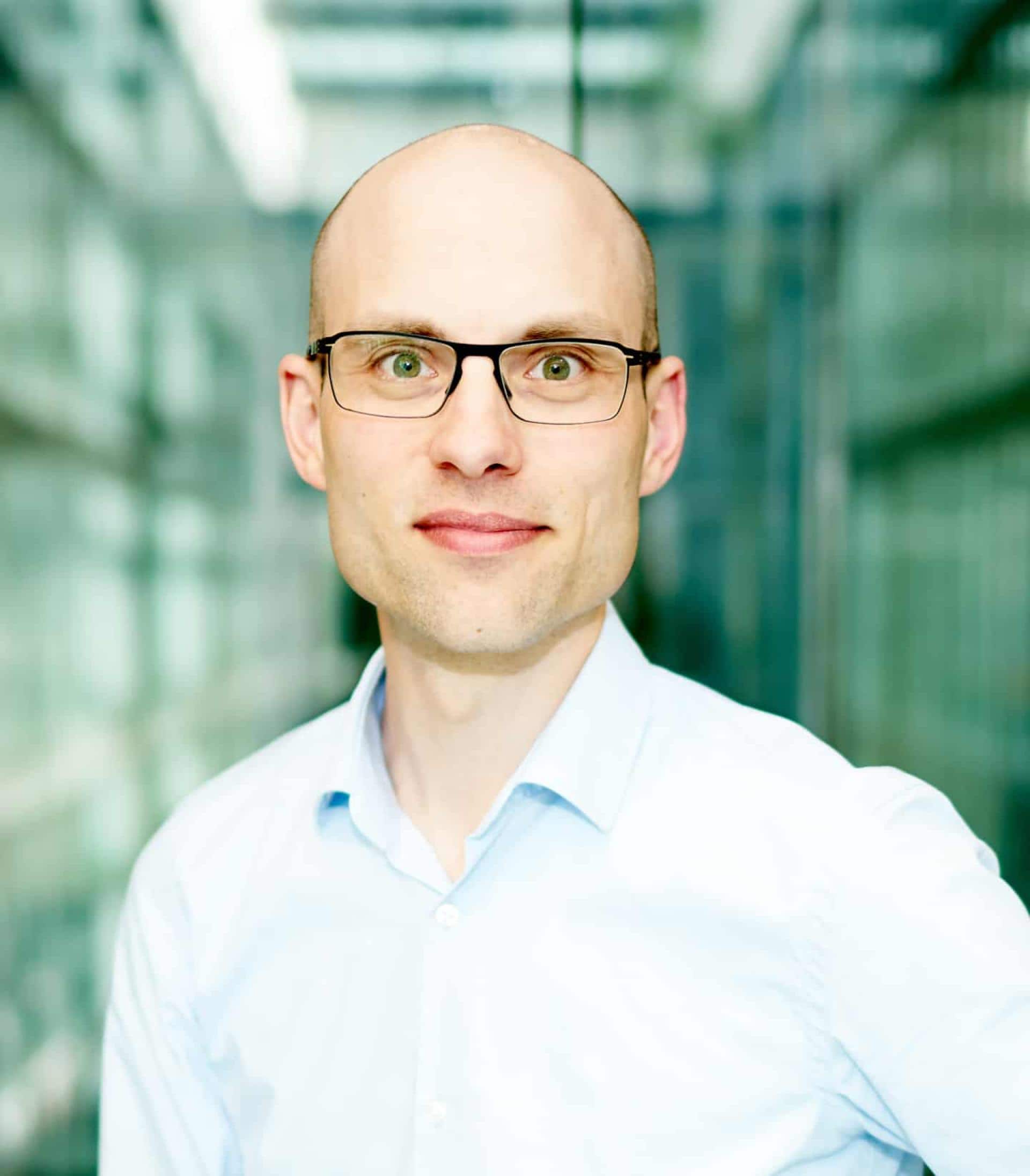 Professionel mand i kontorbygning Mand med briller i moderne kontorbygning, professionel udstråling.