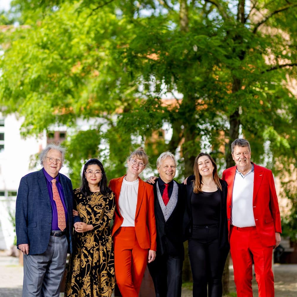 Gruppe mennesker nyder udendørs koncert i Sonderborgs grønne område.