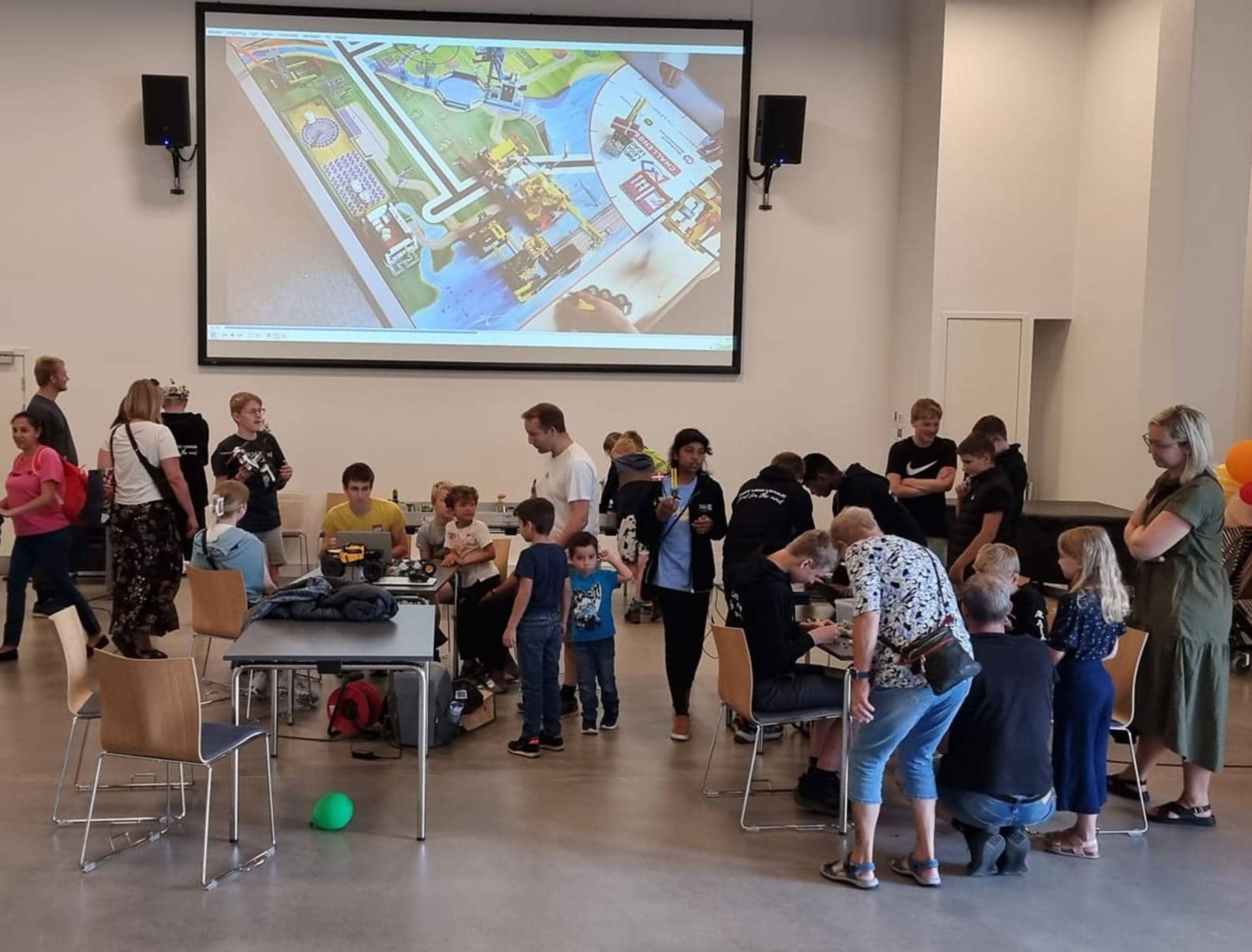 LEGO-robotter på biblioteket Børn og voksne leger med LEGO-robotter på biblioteket.