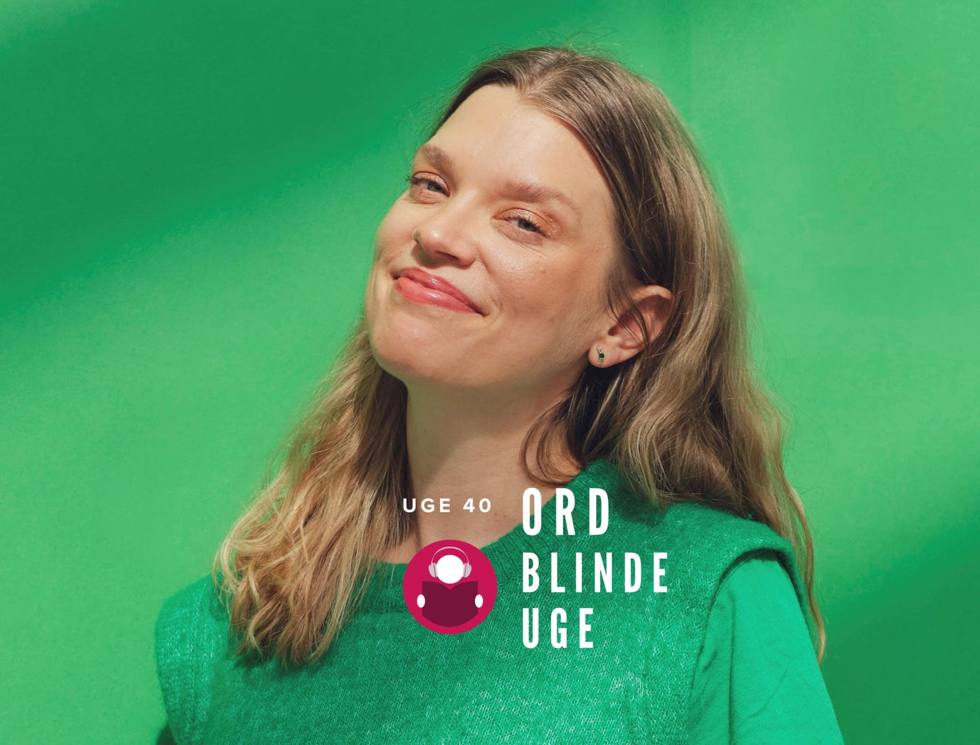 Ordblindedagen – Støtte til ordblindhed Kvinde smilende foran grøn baggrund med logo for Ordblinde Uge.