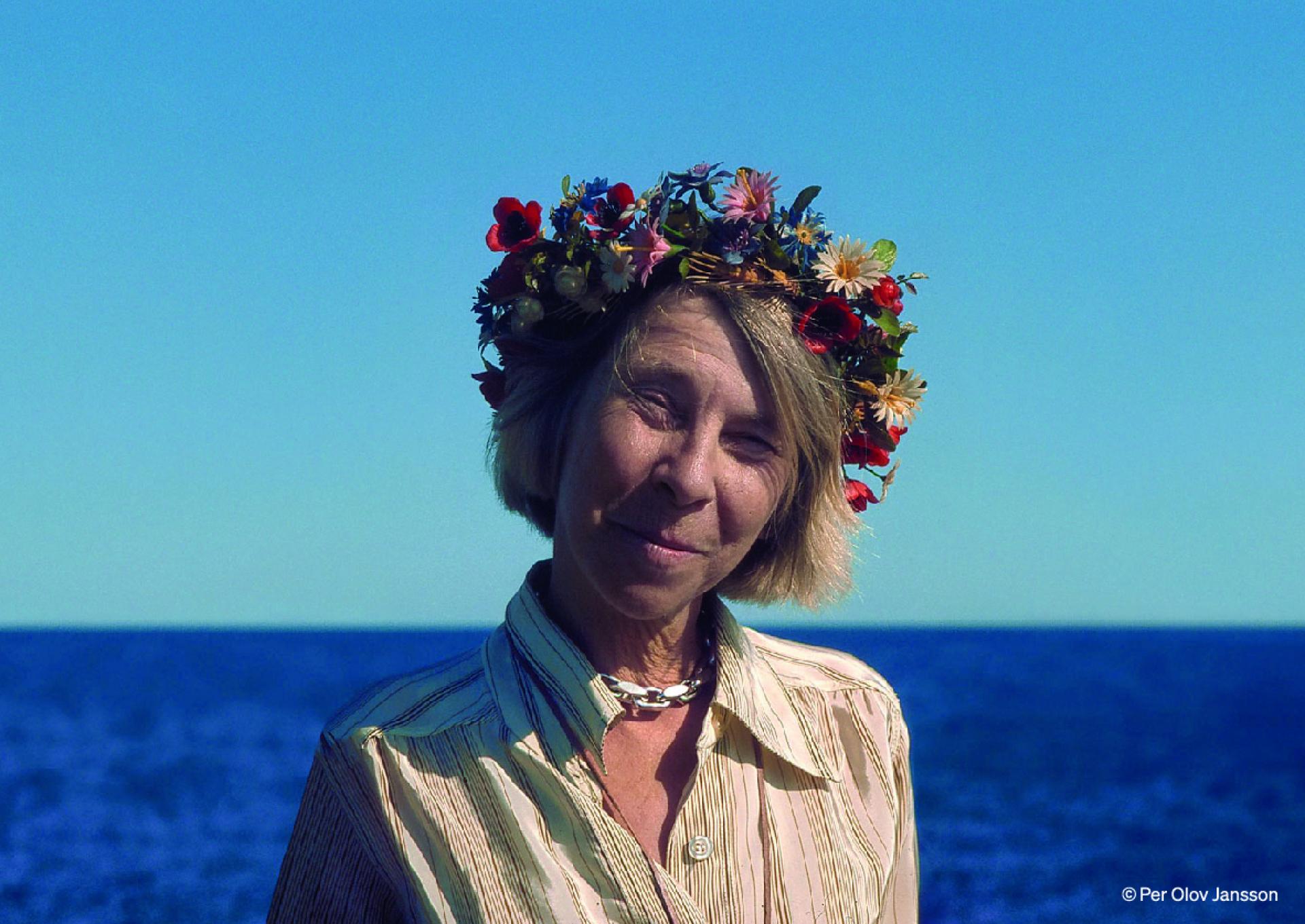 Tove-Jansson-paa-Klovharun-Foto-Per-Olov-Jansson-©Moomin-Characters™