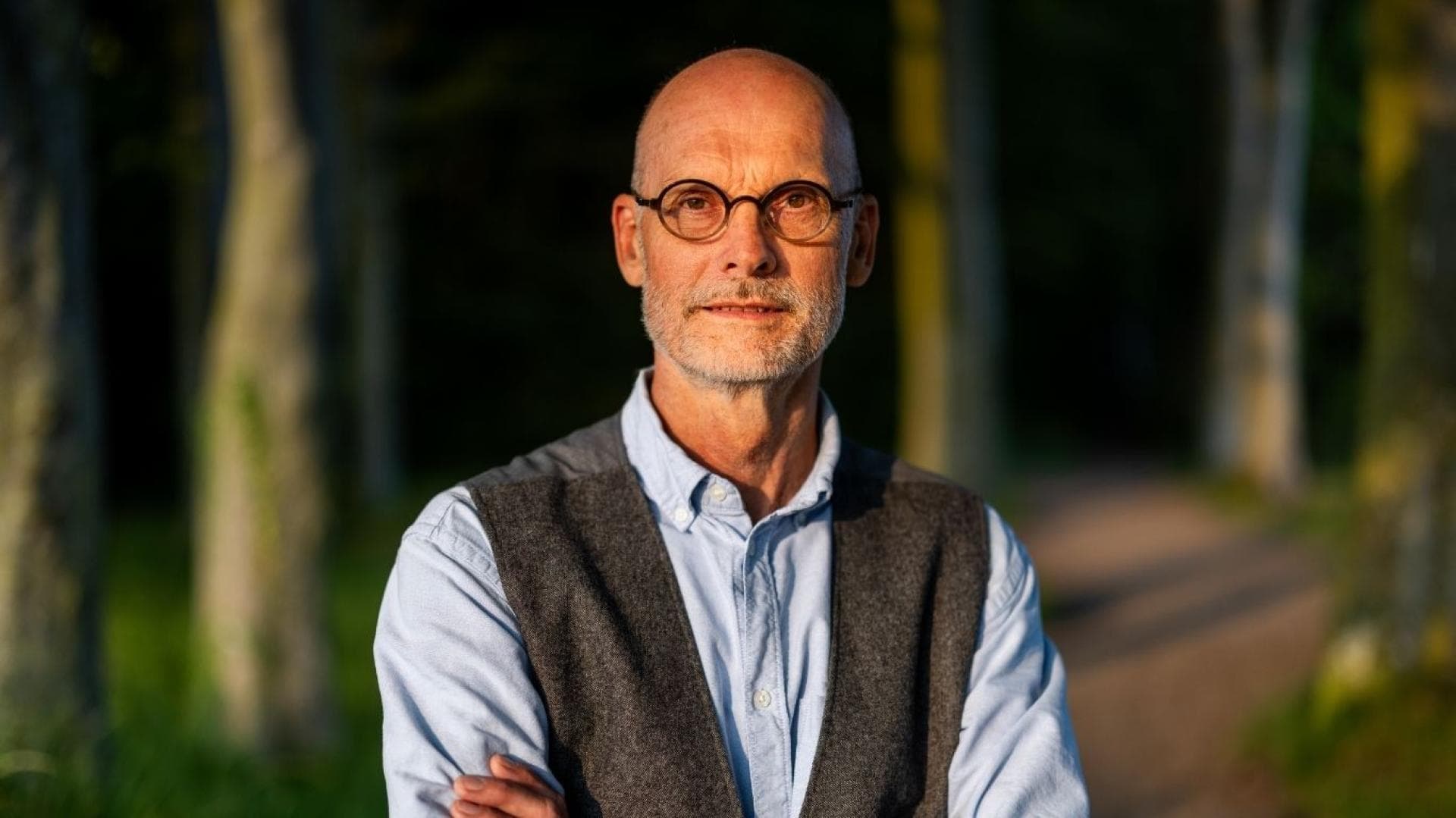 Forfatterforedrag med Karsten Skov Karsten Skov holder foredrag udendørs i skovmiljø.